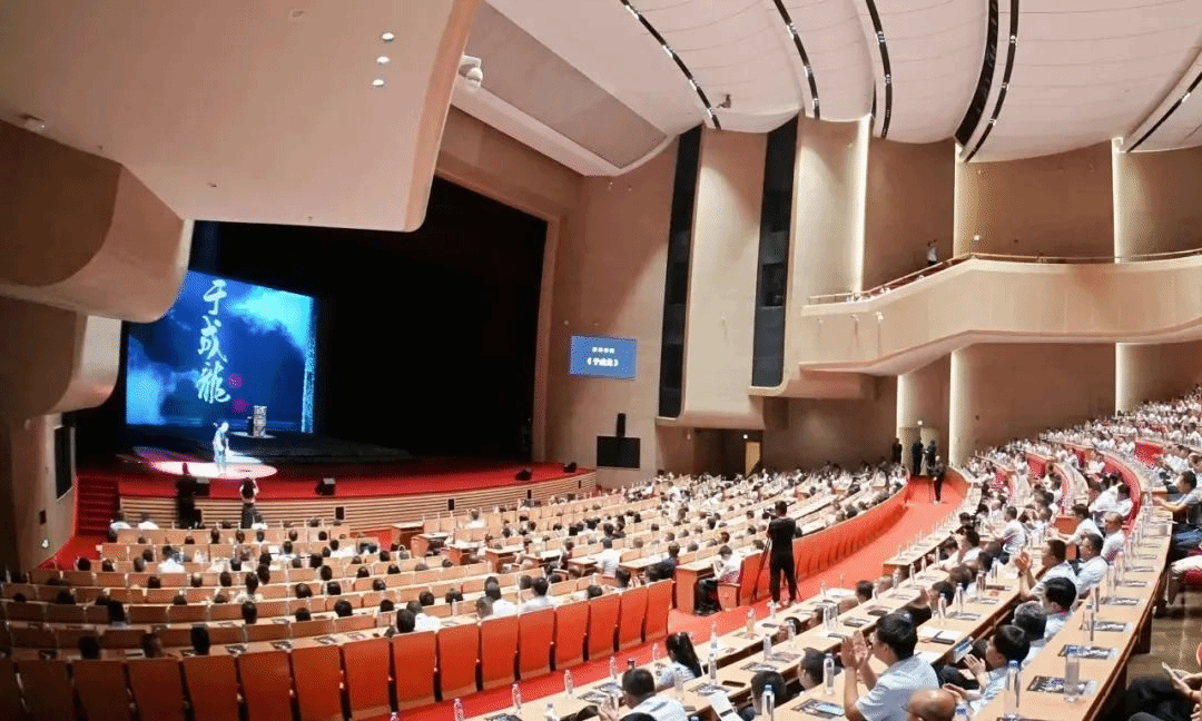 第十七届西部地区建设集团合作与发展研讨会与会嘉宾及山西建投广大干部职工共赏廉政话剧《于成龙》