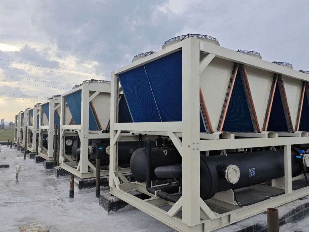 山西建投安装集团灵丘供热三期供热站扩建项目空气源热泵完成吊装